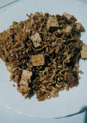 Una foto de Noodles con tofu y verduras