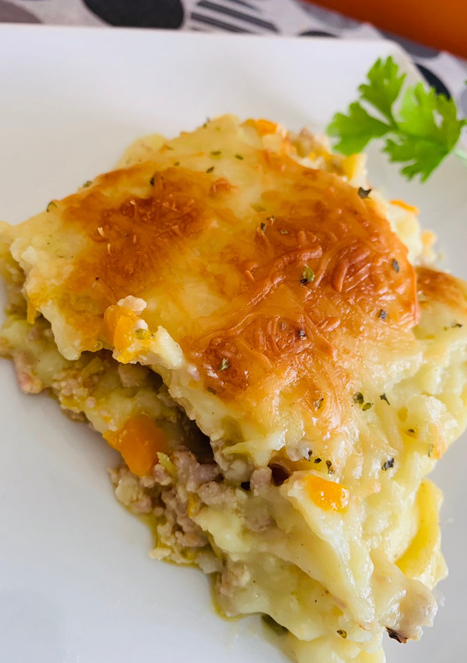 Una foto de Brazo de patata y carne gratinado