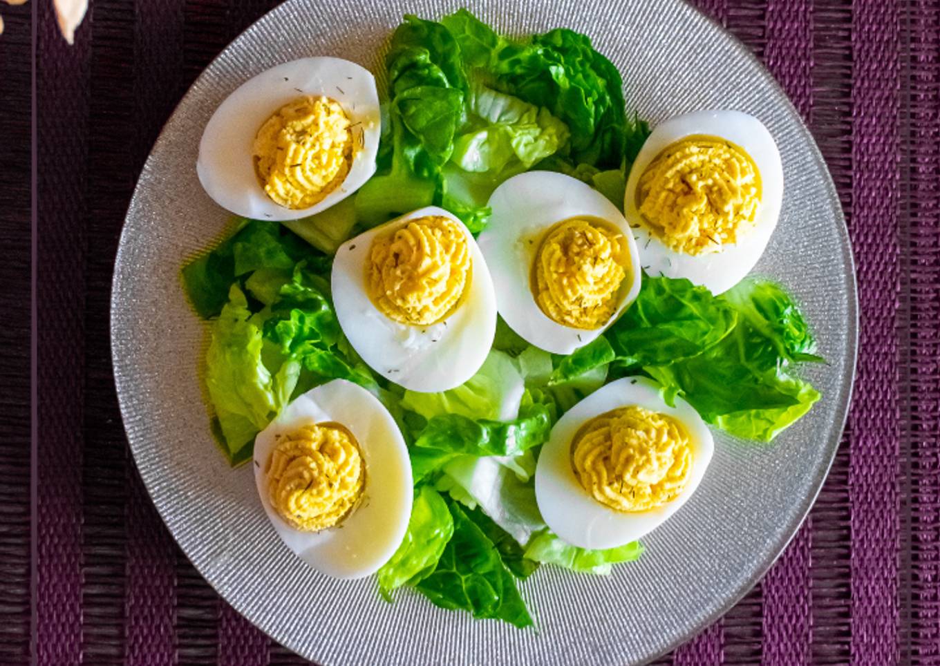 Huevos rellenos al tomillo y pimienta