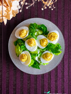 Una foto de Huevos rellenos al tomillo y pimienta