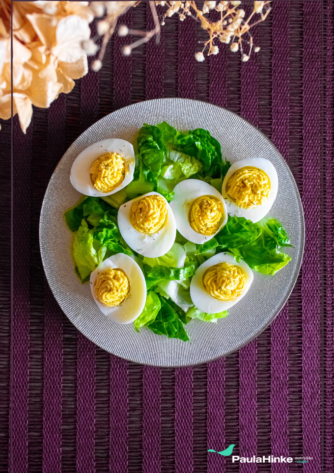 Una foto de Huevos rellenos al tomillo y pimienta