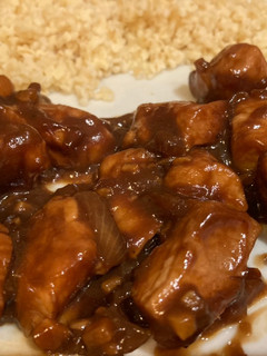 Una foto de Pollo yakitori con trigo bulgur