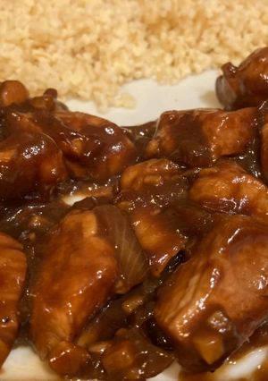 Una foto de Pollo yakitori con trigo bulgur