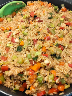 Una foto de Arroz estilo cantonés de verduras