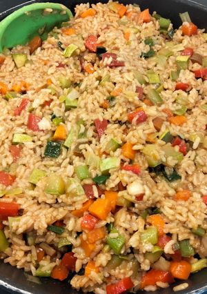 Una foto de Arroz estilo cantonés de verduras