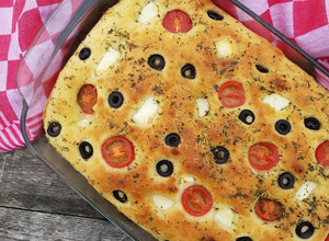 صورة لوصفة خبز الفوكاشيا 🍅🧀🌿 بالطماطم والجبن