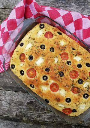 صورة لوصفة خبز الفوكاشيا 🍅🧀🌿 بالطماطم والجبن