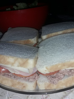 Una foto de Sándwich liviano, de atún proteínas y vegetales ♡