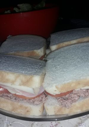 Una foto de Sándwich liviano, de atún proteínas y vegetales ♡