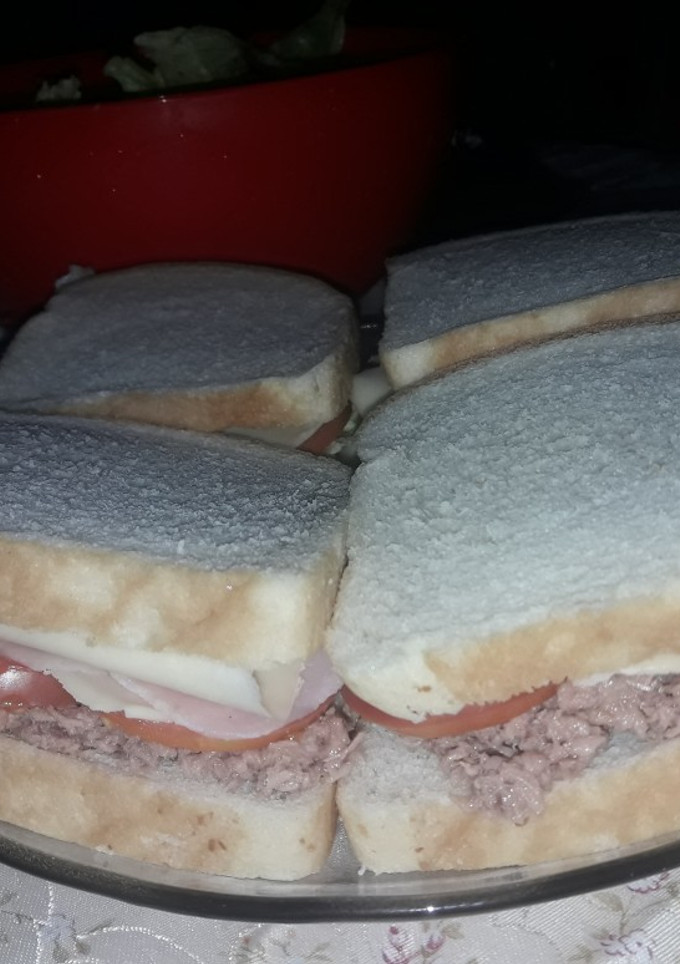 Una foto de Sándwich liviano, de atún proteínas y vegetales ♡