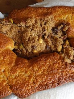 Una foto de Budín de nueces pecanas y pistachos, con desmigado