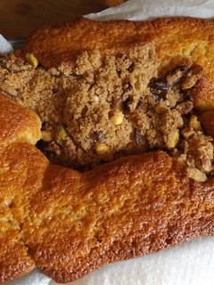 Una foto de Budín de nueces pecanas y pistachos, con desmigado