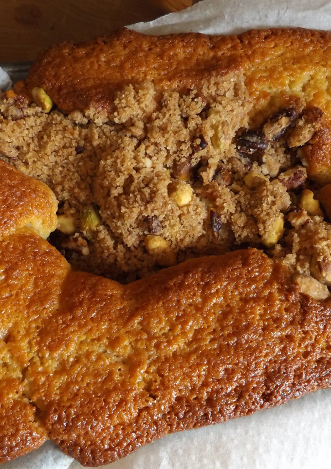 Una foto de Budín de nueces pecanas y pistachos, con desmigado