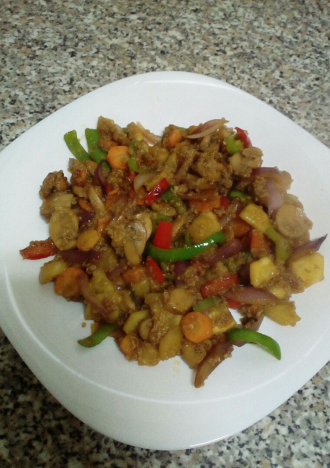 Una foto de Wok de verduras con quinoa