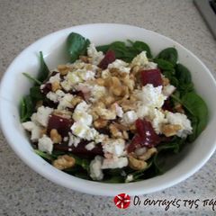 A picture of Extremely easy salad with spinach, beetroot and feta cheese.