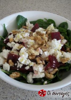 A picture of Extremely easy salad with spinach, beetroot and feta cheese.