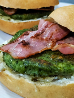 Una foto de Hamburguesa de pollo y espinacas