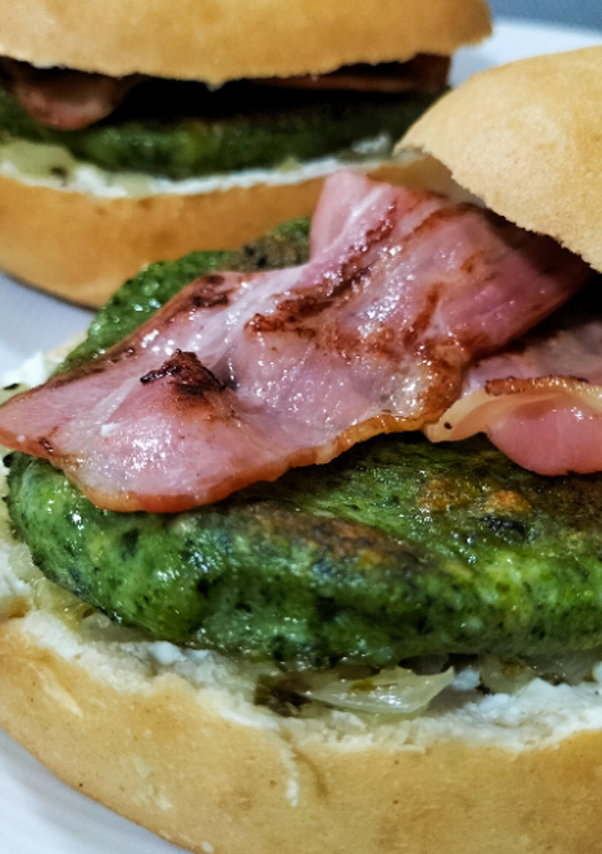Una foto de Hamburguesa de pollo y espinacas