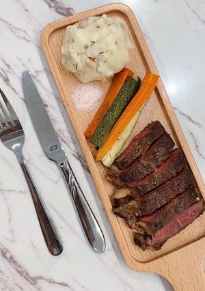 Hình của món Steak - khoai nghiền - rau củ đút lò.