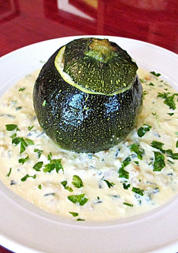 Una foto de Calabacines redondos rellenos con carne en salsade avena al cebollino