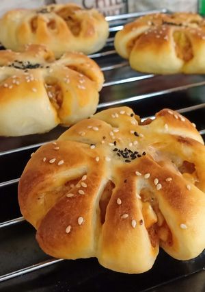 A picture of Chicken Vegetable Cheesy Bun.