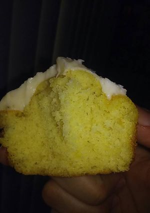 A picture of Fluffy vanilla cupcakes .