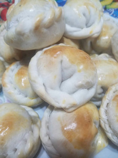 Una foto de Empanadas de atún con salsa blanca
