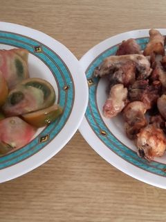 Una foto de Pollo al ajillo y ensalada de tomate raf
