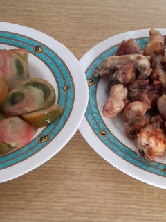 Una foto de Pollo al ajillo y ensalada de tomate raf