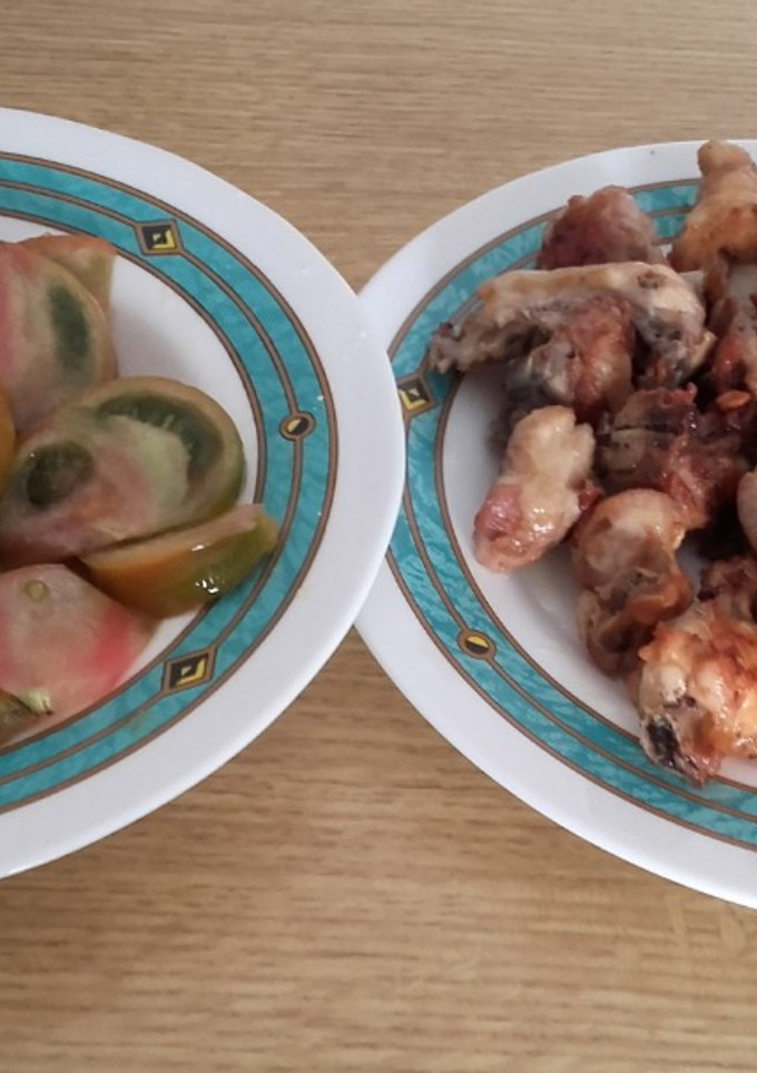 Una foto de Pollo al ajillo y ensalada de tomate raf