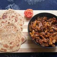 A picture of Aloo pyaaz ki tasty sabji aur ajwain ke parathe.