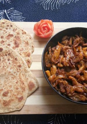 A picture of Aloo pyaaz ki tasty sabji aur ajwain ke parathe.