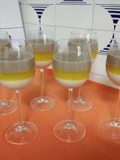 Una foto de Postre con tres capas