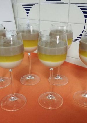 Una foto de Postre con tres capas