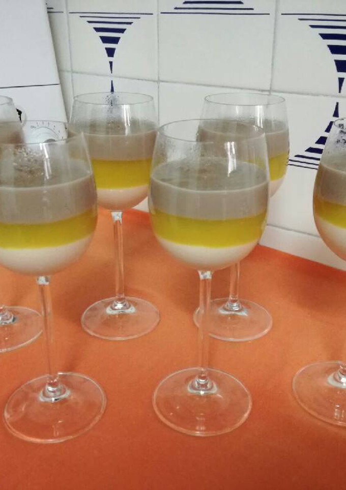 Una foto de Postre con tres capas