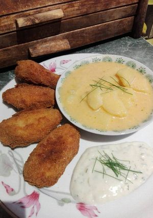 Rántott csirkeszárnyak snidlinges sajtos martogatóssal recept fotója