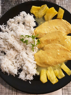 Una foto de Pollo con leche de coco y curry y arroz basmati
