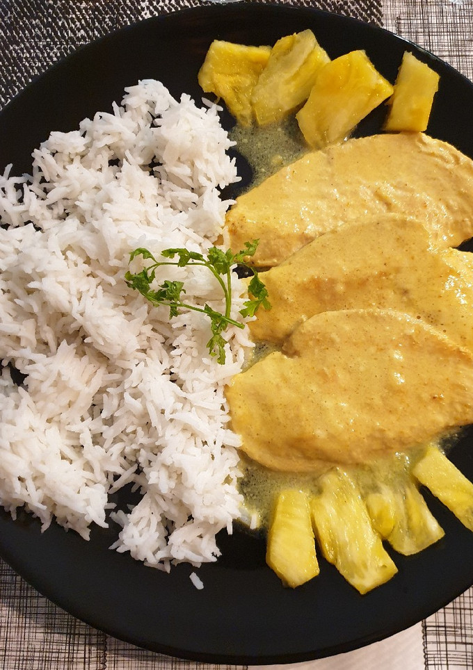 Una foto de Pollo con leche de coco y curry y arroz basmati