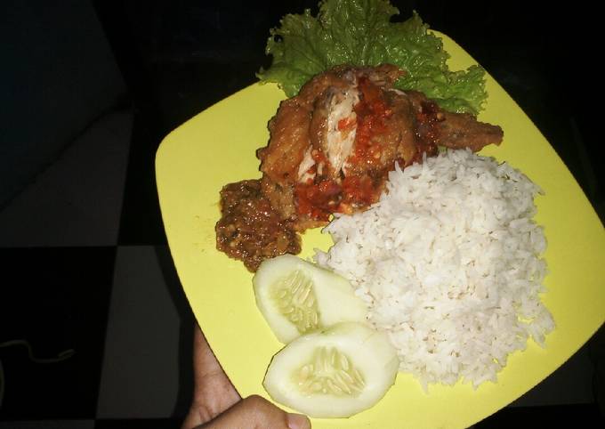 Ayam geprek sambal ijo