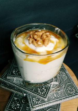 હની-વોલનટ ગ્રીક યોગૅટ (Honey Walnut Greek Yoghurt Recipe In Gujarati) રેસીપી મુખ્ય ફોટો