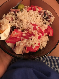Una foto de Ensalada de arroz integral y potas fácil