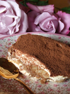 Una foto de Pastel de tiramisú con cerezas y piña