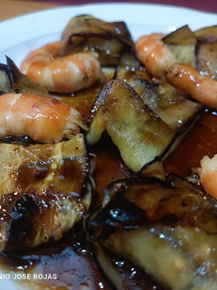 Una foto de Saquitos de berenjena rellena de langostino 😍😍😍