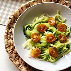 Una foto de Noodles de calabacín con salsa de aguacate y tomates chery