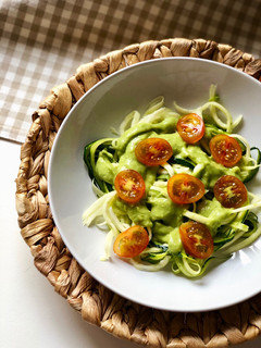 Una foto de Noodles de calabacín con salsa de aguacate y tomates chery