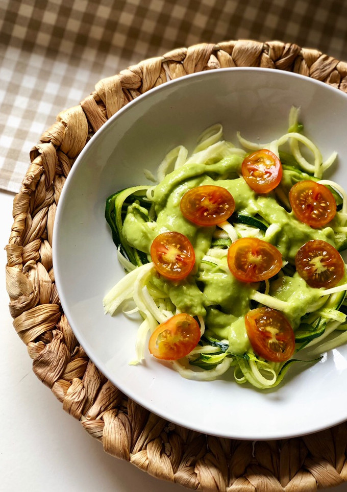 Una foto de Noodles de calabacín con salsa de aguacate y tomates chery