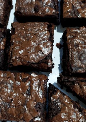 Foto resep Shiny Crust Brownies - Nyoklat banget, anti gagal