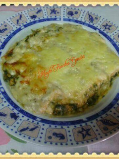Una foto de Pudin de pescado con espinacas y bechamel