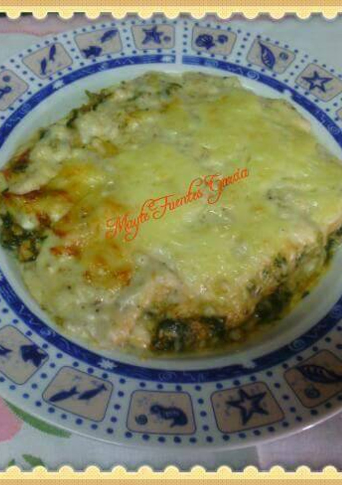 Una foto de Pudin de pescado con espinacas y bechamel