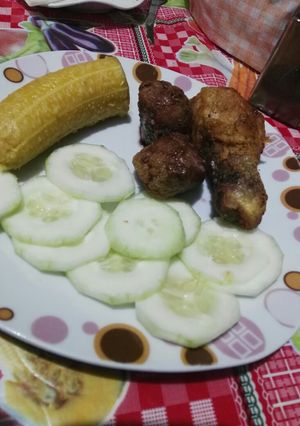 Una foto de Pollo frito con plátano sancochado